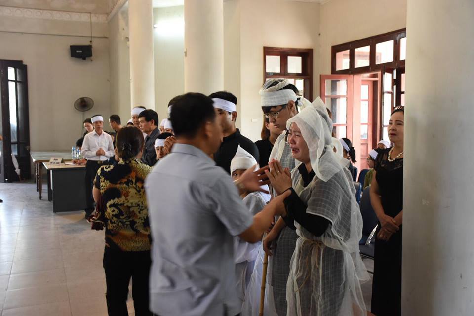 Thậm chí, có nhiều lúc, chị bật khóc to thành tiếng ngay tại lễ tang.