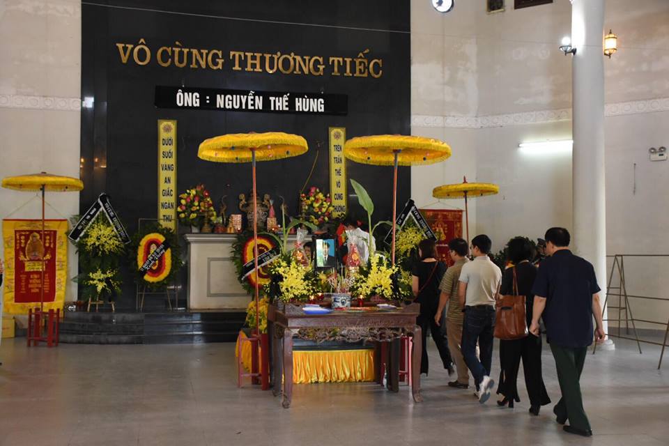 Từng dòng người vào viếng...
