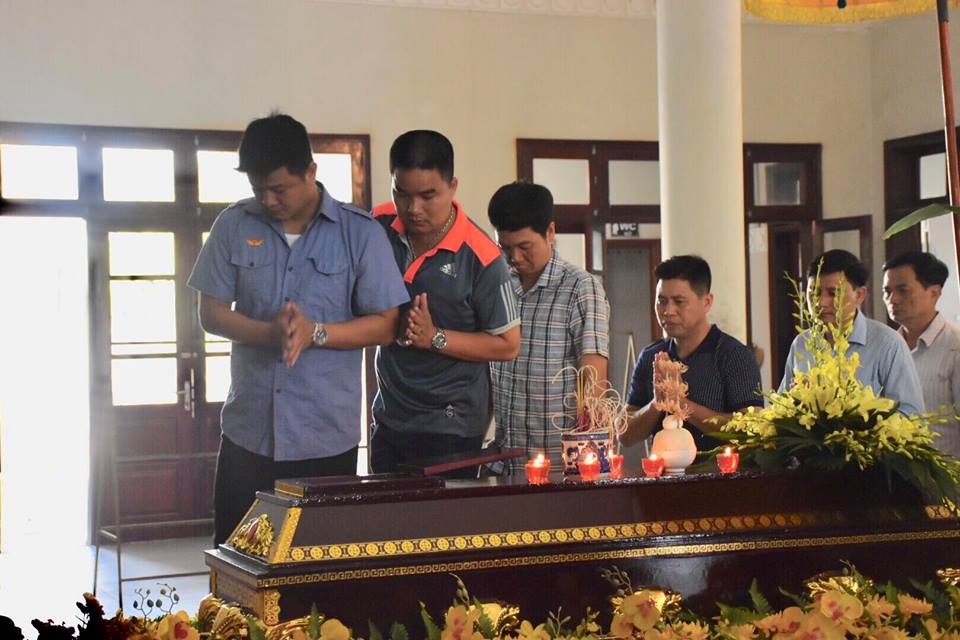 Đi qua linh cữu người lái tàu Nguyễn Thế Hùng, ai cũng nán lại để nhìn mặt anh lần cuối.