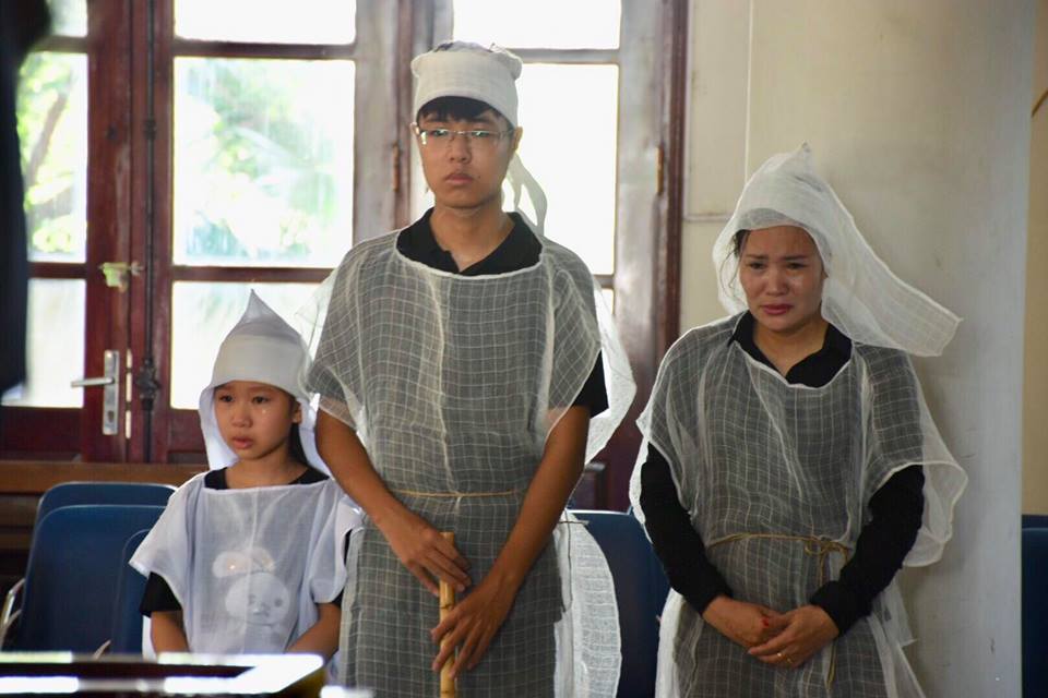 Mỗi đoàn người đi qua thắp hương, an ủi động viên, ai nấy đều nhận ra, 3 mẹ con chị Yến đôi mắt đỏ hoe.