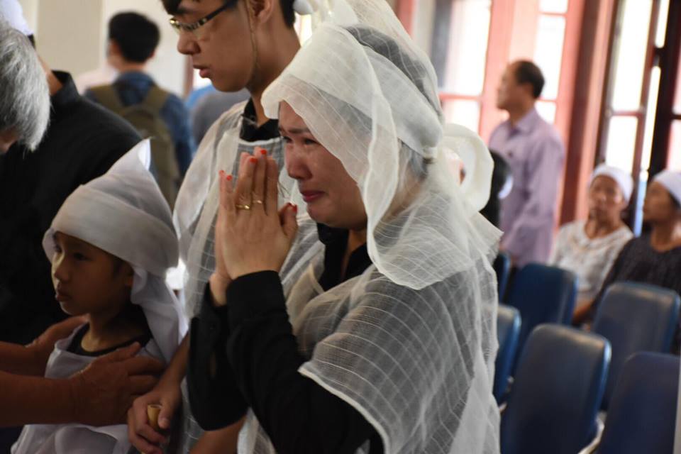 Dù dặn lòng không được khóc nhưng chị Yến vẫn không tránh khỏi những giọt nước mắt lăn dài trên gò má.