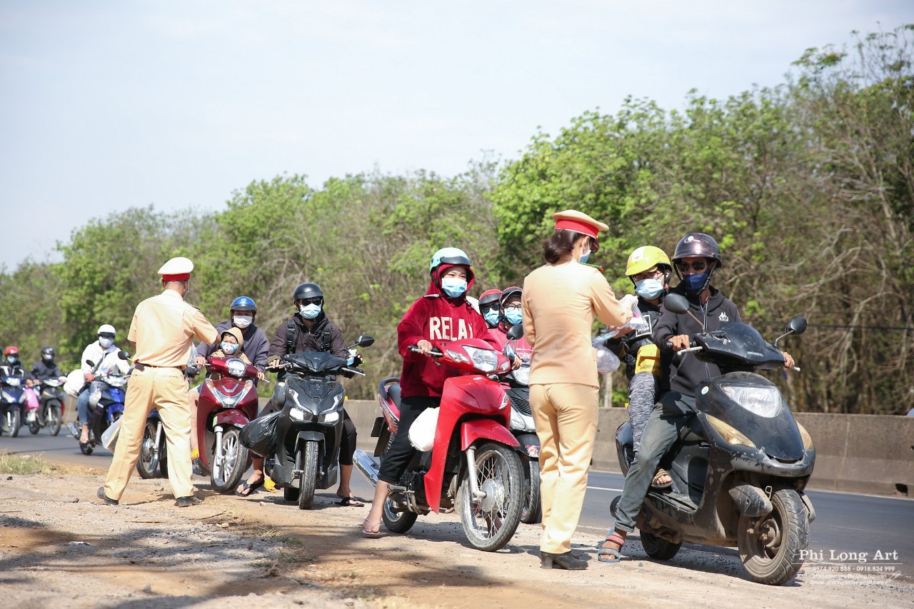 Xã hội - Hình ảnh đẹp Tết Tân Sửu 2021: Chiếc khẩu trang, chai nước suối và lời dặn ân cần (Hình 6).