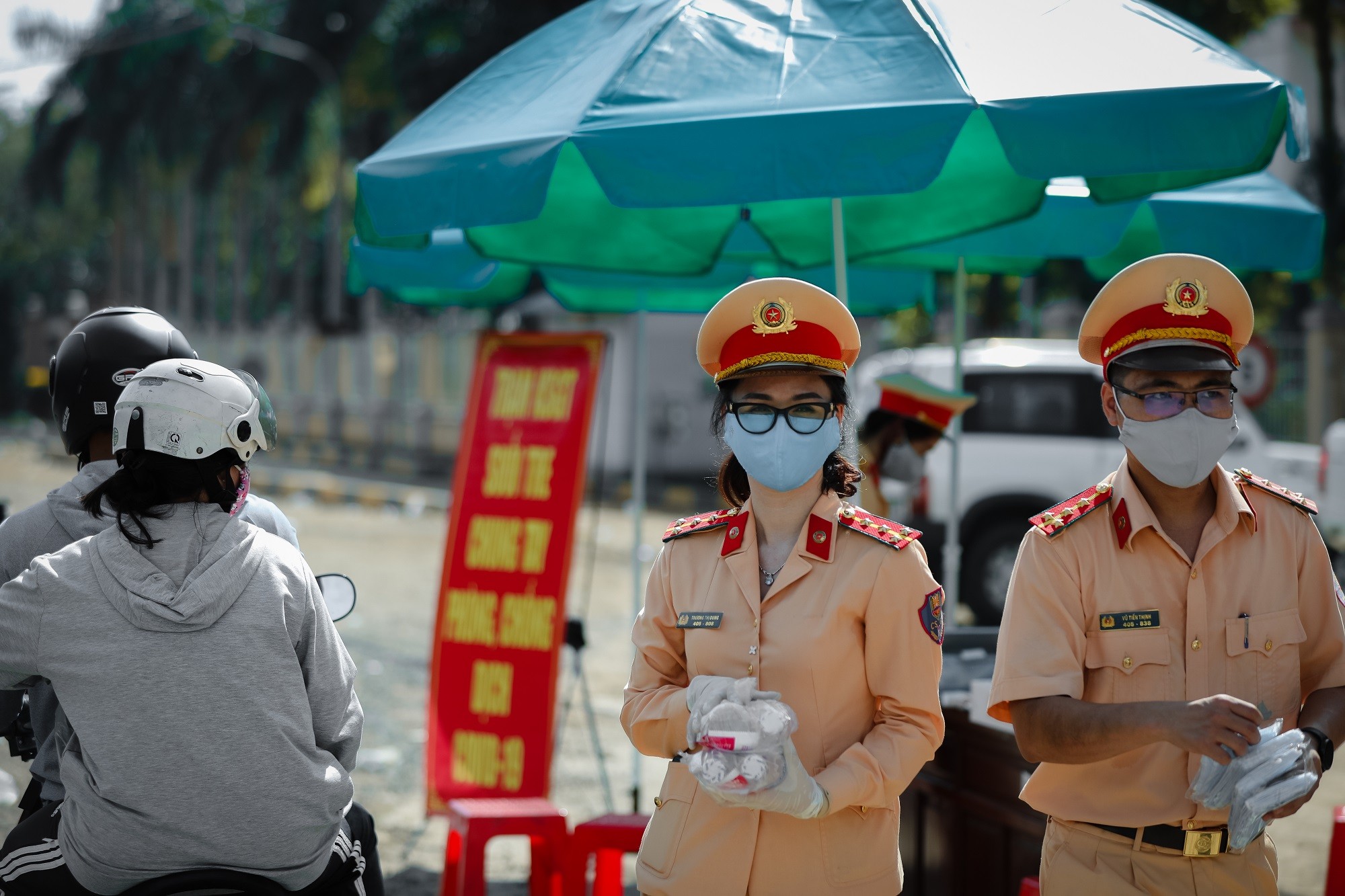 Xã hội - Hình ảnh đẹp Tết Tân Sửu 2021: Chiếc khẩu trang, chai nước suối và lời dặn ân cần (Hình 9).