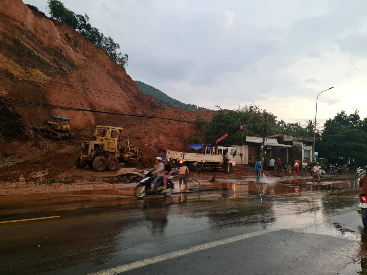 Kết nối - Đồng Nai: Sạt lở quả đồi đang khai thác, bùn đất tràn đường quốc lộ