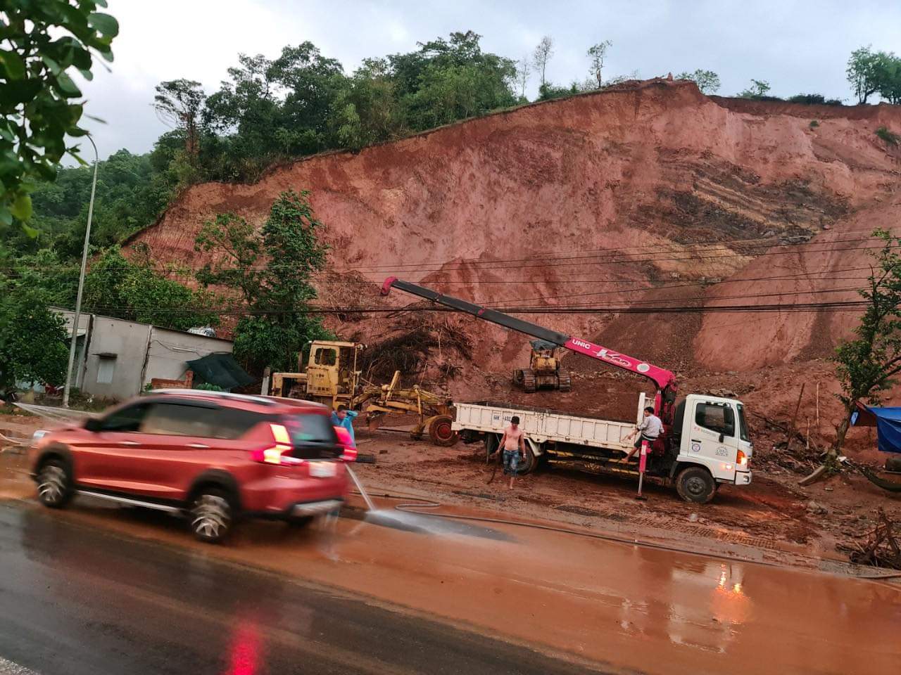 Kết nối - Đồng Nai: Sạt lở quả đồi đang khai thác, bùn đất tràn đường quốc lộ (Hình 2).