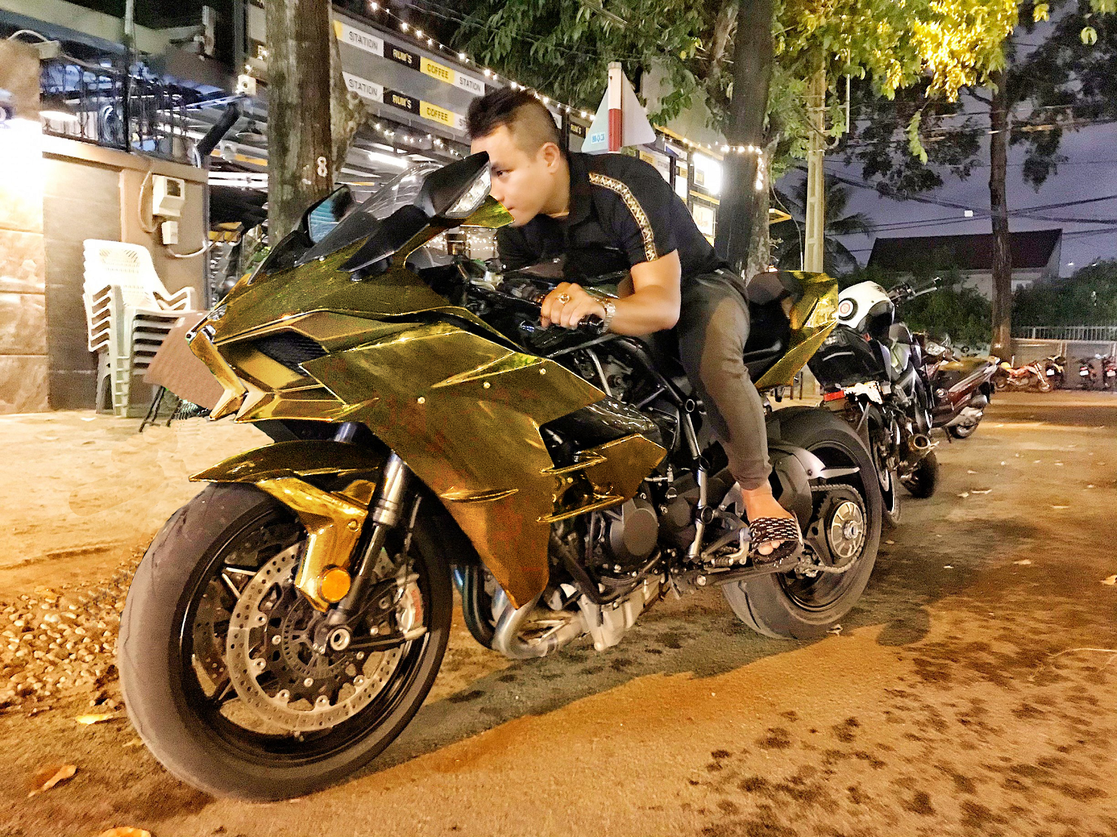 Kết nối - Biker Hồ Trần Hữu Hiếu - Chàng trai với đam mê siêu motor đẹp và đắt (Hình 3).