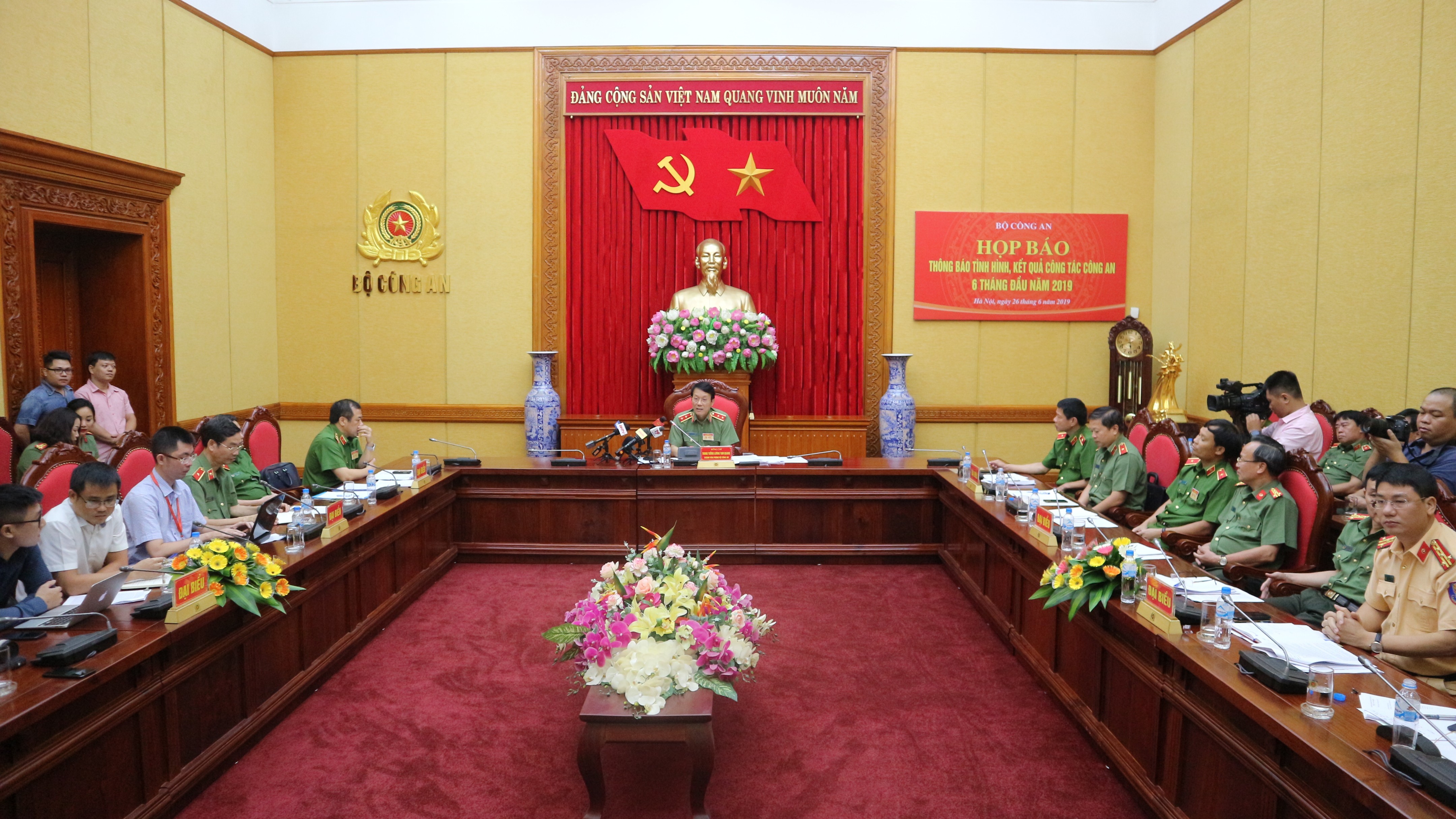 Tin nhanh - Bộ Công an chỉ đạo làm rõ việc Chủ tịch tập đoàn Địa ốc Alibaba xúc phạm công an xã