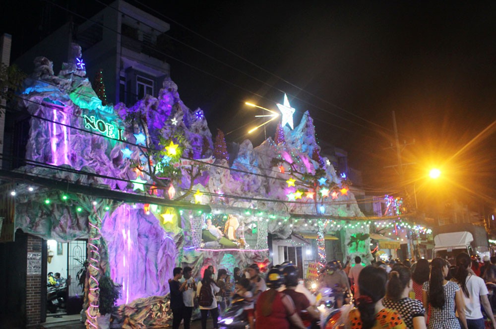 Dân sinh - TP.HCM: 'Biển người' chen chân về xóm đạo quận 8 chơi Noel sớm (Hình 5).