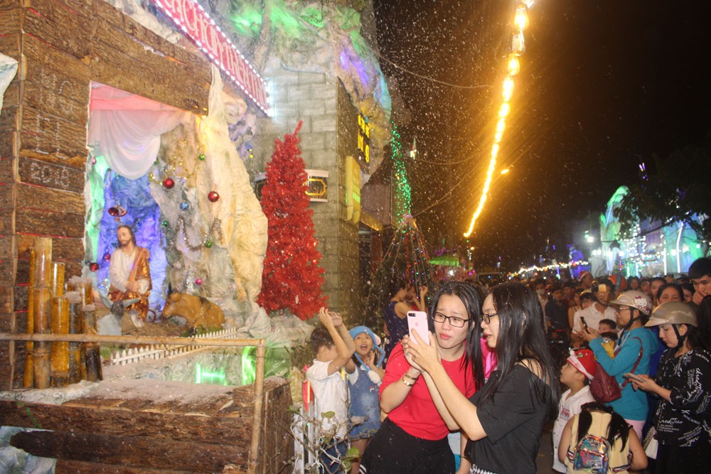 Dân sinh - TP.HCM: 'Biển người' chen chân về xóm đạo quận 8 chơi Noel sớm (Hình 6).