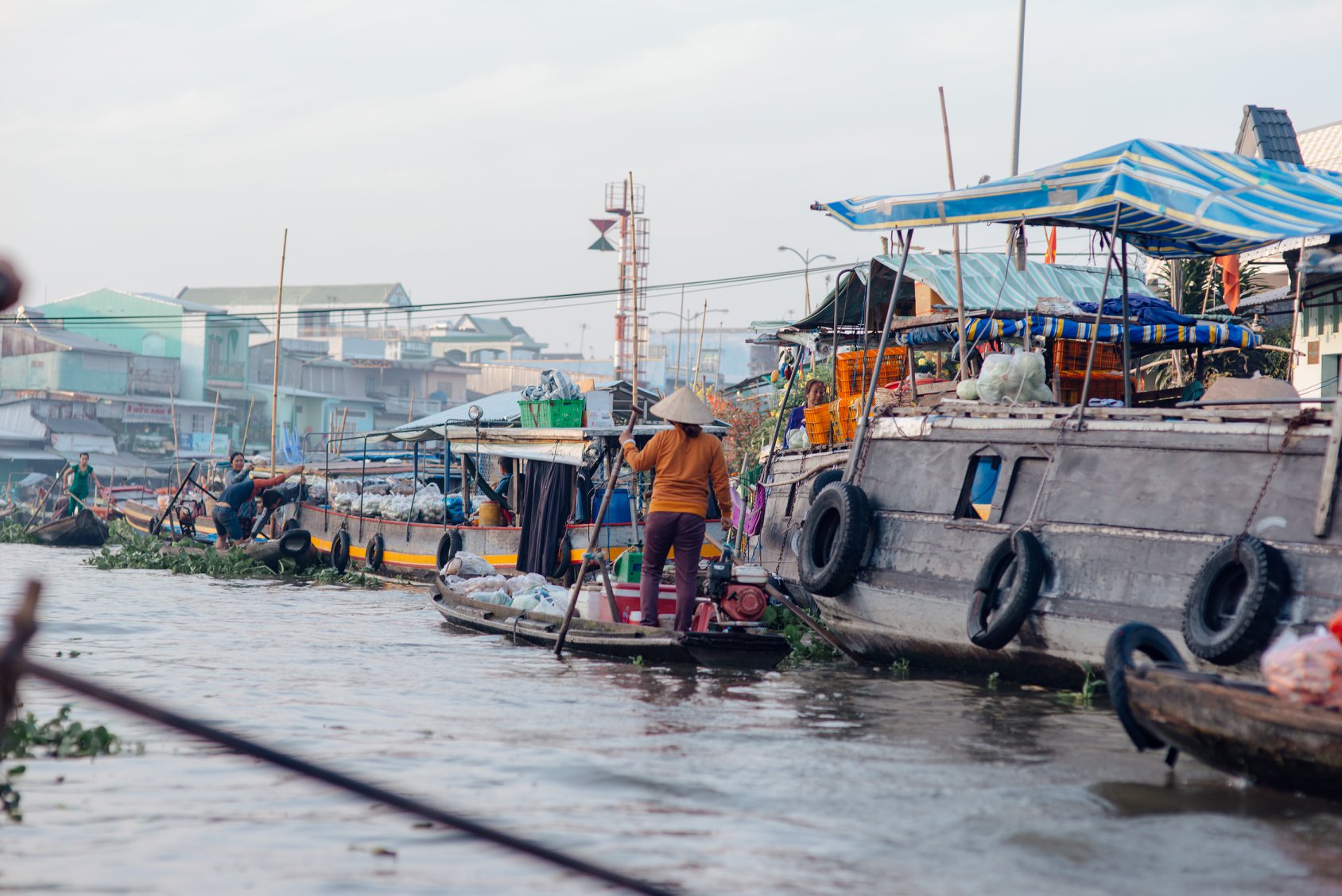 Văn hoá - Thích thú với khung cảnh thuyền ghe tấp nập ở chợ nổi Ngã Năm sáng 30 Tết (Hình 3).