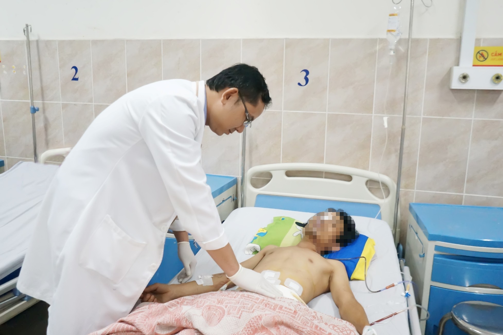 Sức khỏe - Thanh niên nguy kịch, không có người thân được cấp cứu kịp thời