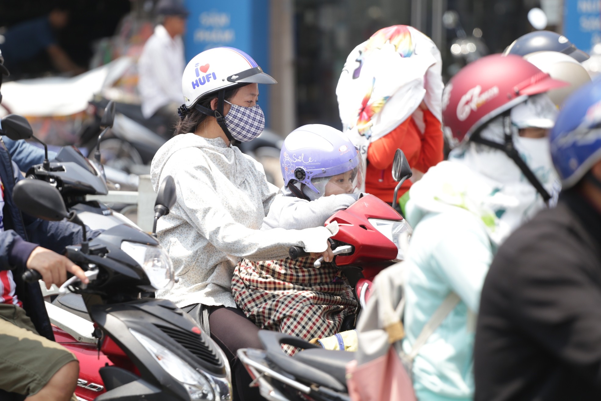 Người d&acirc;n Nam Bộ căng m&igrave;nh ch&ocirc;́ng chọi với nắng nóng gay gắt (H&igrave;nh 2).