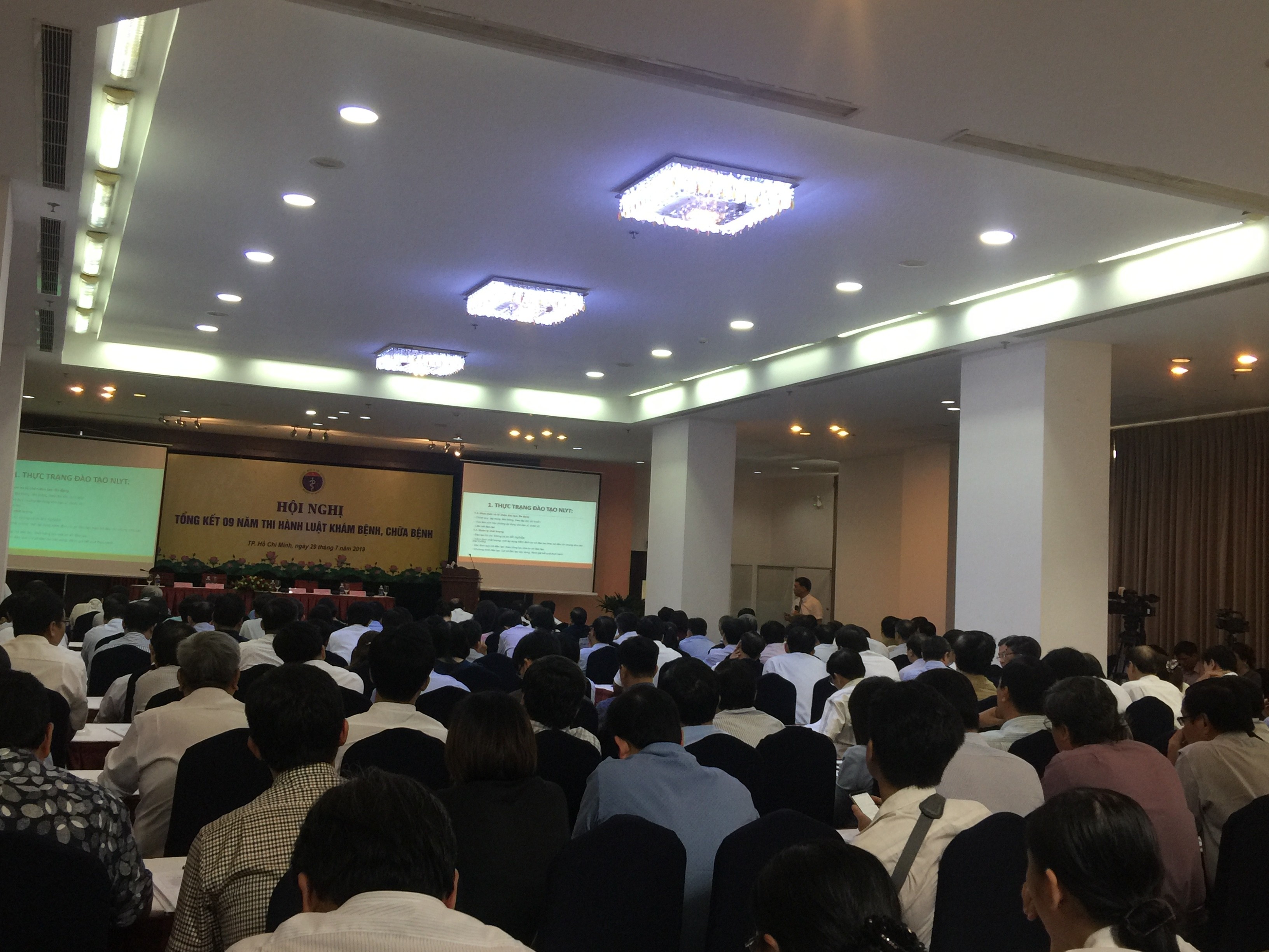 Sức khỏe - 'V&igrave; sao b&aacute;c sĩ nằm liệt giường vẫn được tiếp tục h&agrave;nh nghề?'