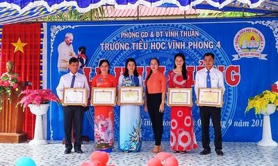 Giáo dục - Thông tin mới nhất về Hiệu trưởng 'diễn kịch' lên sân khấu nhận thưởng: Sẽ họp báo khi có kết quả