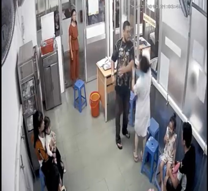 Góc nhìn luật gia - Người đàn ông bạo hành nhân viên y tế khi đang làm nhiệm vụ sẽ bị xử lý như thế nào?
