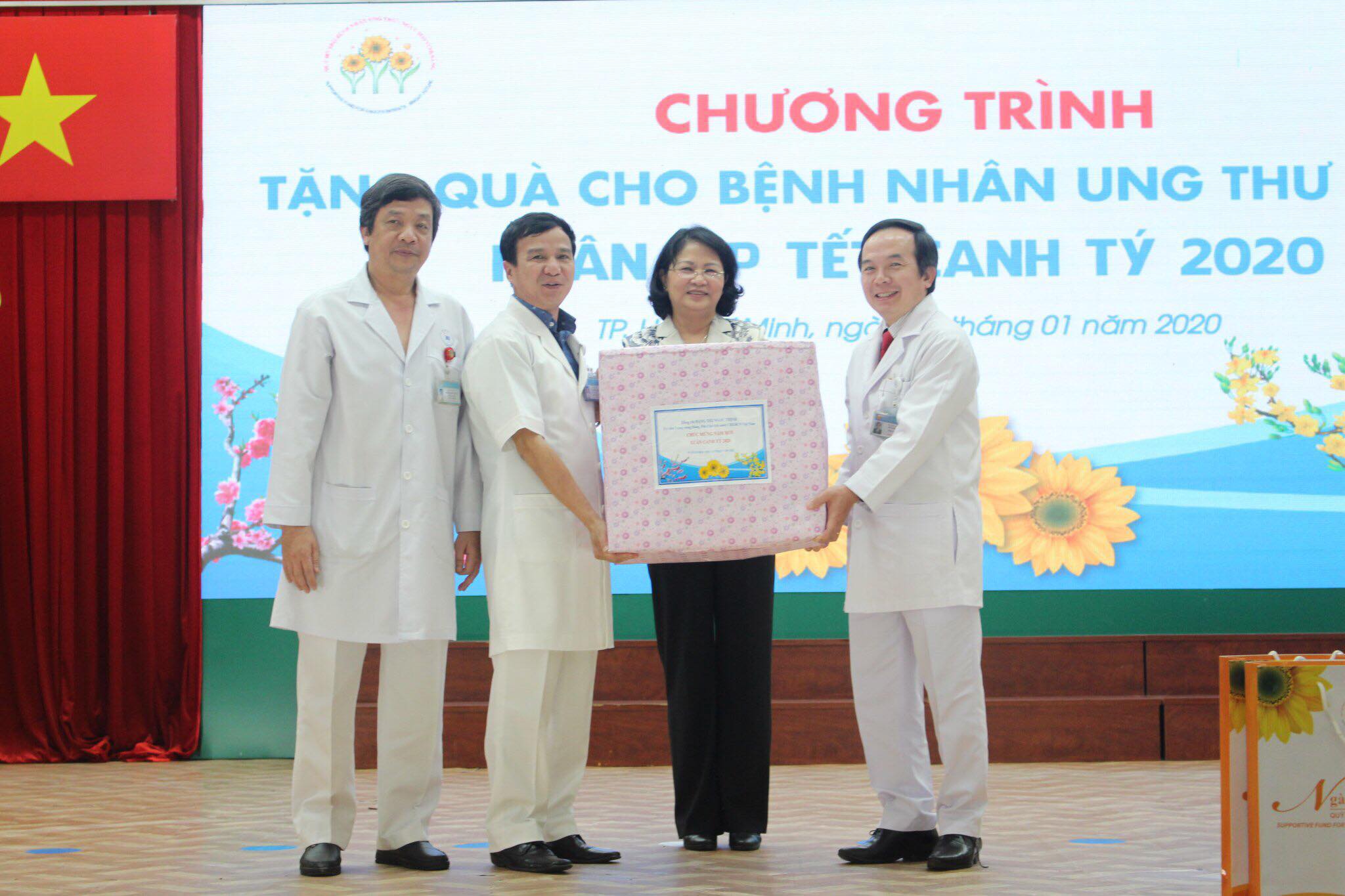 Tin nhanh - Phó Chủ tịch nước Đặng Thị Ngọc Thịnh cùng đoàn đại biểu thăm và tặng quà Tết cho bệnh nhân ung thư