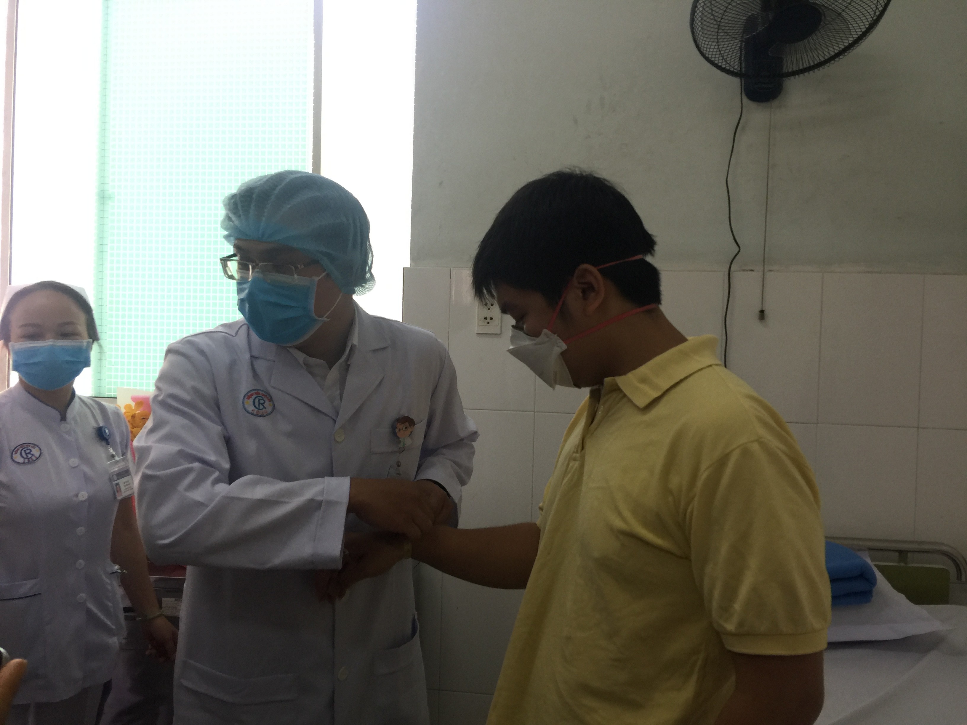 Tin nhanh - Ảnh: Niềm vui vỡ &ograve;a ng&agrave;y xuất viện của bệnh nh&acirc;n đầu ti&ecirc;n nhiễm chủng virus Corona được điều trị tại Việt Nam (H&igrave;nh 3).