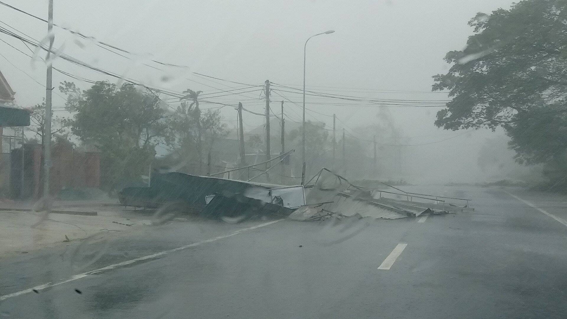 Xã hội - Những hình ảnh nhói lòng trong tâm Bão số 10 (Hình 10).