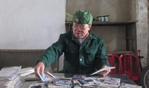 Xã hội - Xúc động cựu chiến binh đưa gần 700 bức ảnh mộ chí cho người dưng