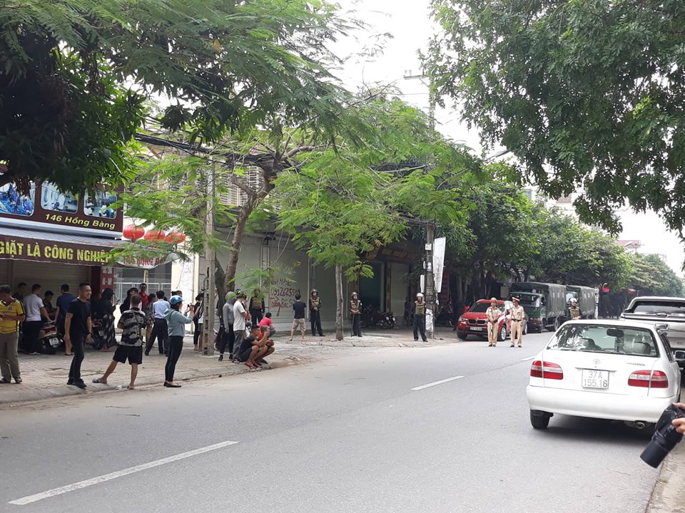 An ninh - Hình sự - Lộ diện đối tượng ôm vũ khí 'nóng' cố thủ trước gần 100 chiến sĩ cảnh sát
