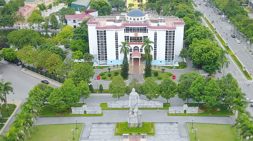 Tin nhanh - Hộ cận nghèo ở biệt thự, đi ô tô do Người Đưa Tin Pháp luật phản ánh: Thanh Hóa yêu cầu rà soát toàn tỉnh