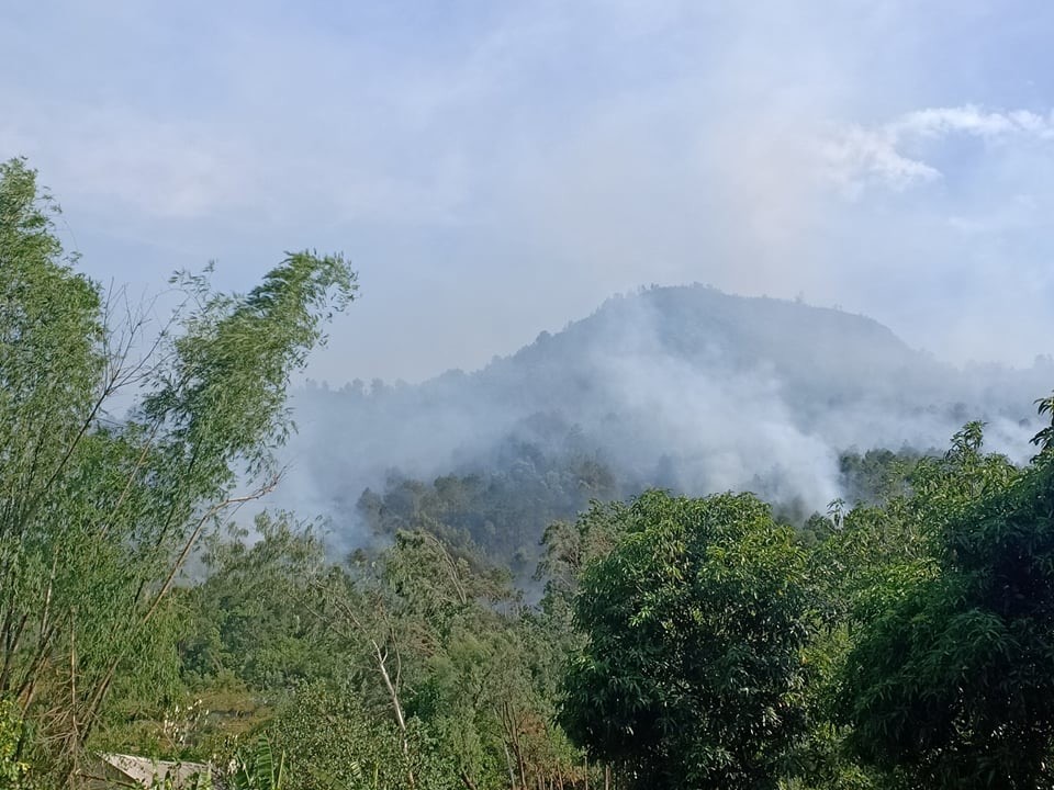 Ngọn lửa bùng phát cháy lớn và kéo dài âm ỉ suốt 20 giờ đồng hồ vẫn đang là mối nguy hiểm.