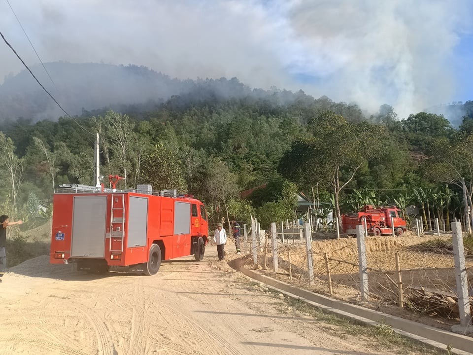 Để cứu rừng, hàng trăm phương tiện thiết bị chữa cháy đã được huy động, di chuyển tiếp cận hiện trường dập lửa. Xe cứu hoả tiếp cận được nhà dân phòng ngọn lửa tiến sát gần khu vực bà con sinh sống.