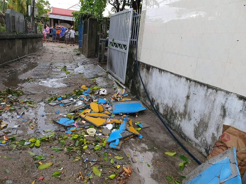 Tin nhanh - Ảnh hưởng bão số 5, một cơn lốc xoáy cuốn bay hàng chục mái nhà ở Huế (Hình 6).