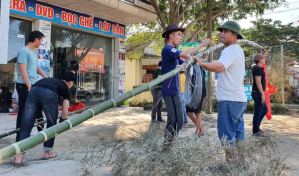 Tin nhanh - Dựng cây nêu ngày Tết, 3 thanh niên bị điện giật thương vong