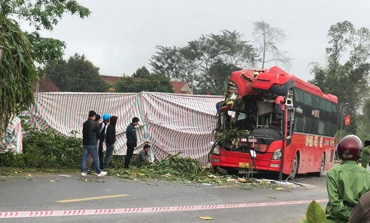 Dân sinh - Nghệ An: Xe khách va chạm xe tải chở ngô, 2 người thương vong