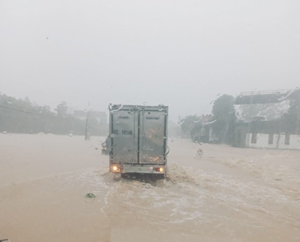 Dân sinh - Hà Tĩnh: Mưa lớn sập tường, một nữ sinh bị đè đứt chân (Hình 2).