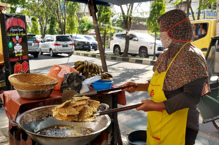 Thế giới - Người dân Indonesia chật vật tìm mua dầu ăn