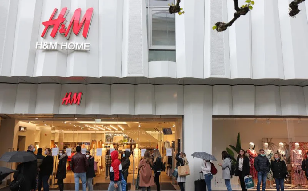 Thế giới - Người Nga rồng rắn xếp hàng chờ mua đồ của thương hiệu H&M lần cuối