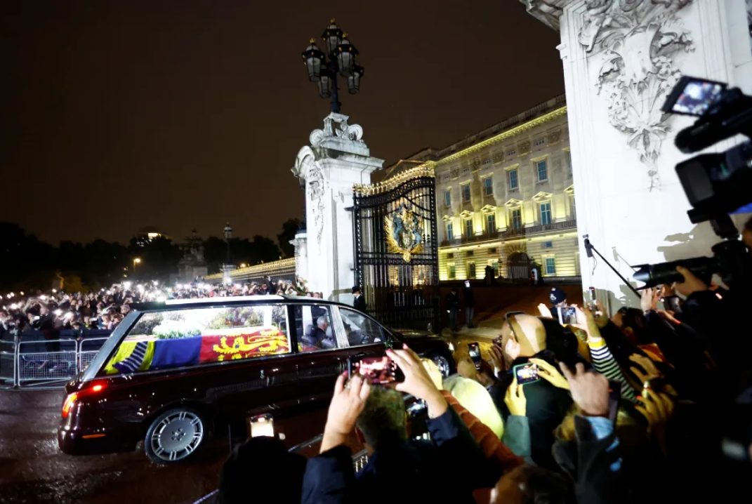 Thế giới - Chuyến bay chở linh cữu Nữ hoàng Elizabeth II về London lập kỷ lục (Hình 5).