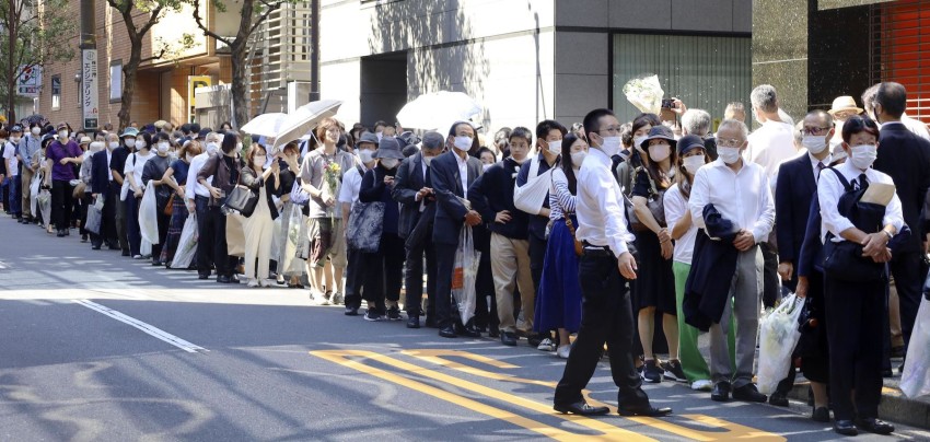 Thế giới - Hàng dài người dâng hoa tiễn biệt ông Shinzo Abe (Hình 3).