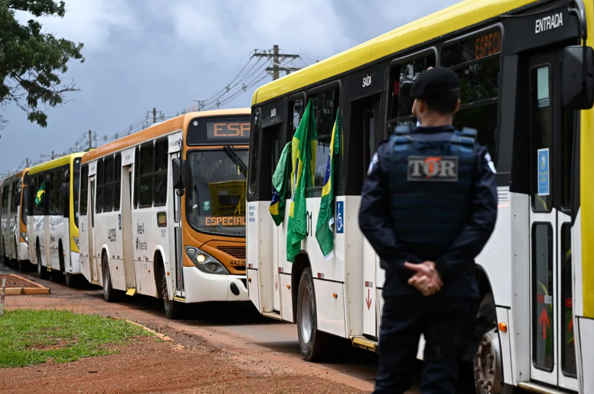 Thế giới - Bạo loạn ở Thủ đô Brazil: Ông Bolsonaro nhập viện, 1.500 người bị bắt (Hình 3).