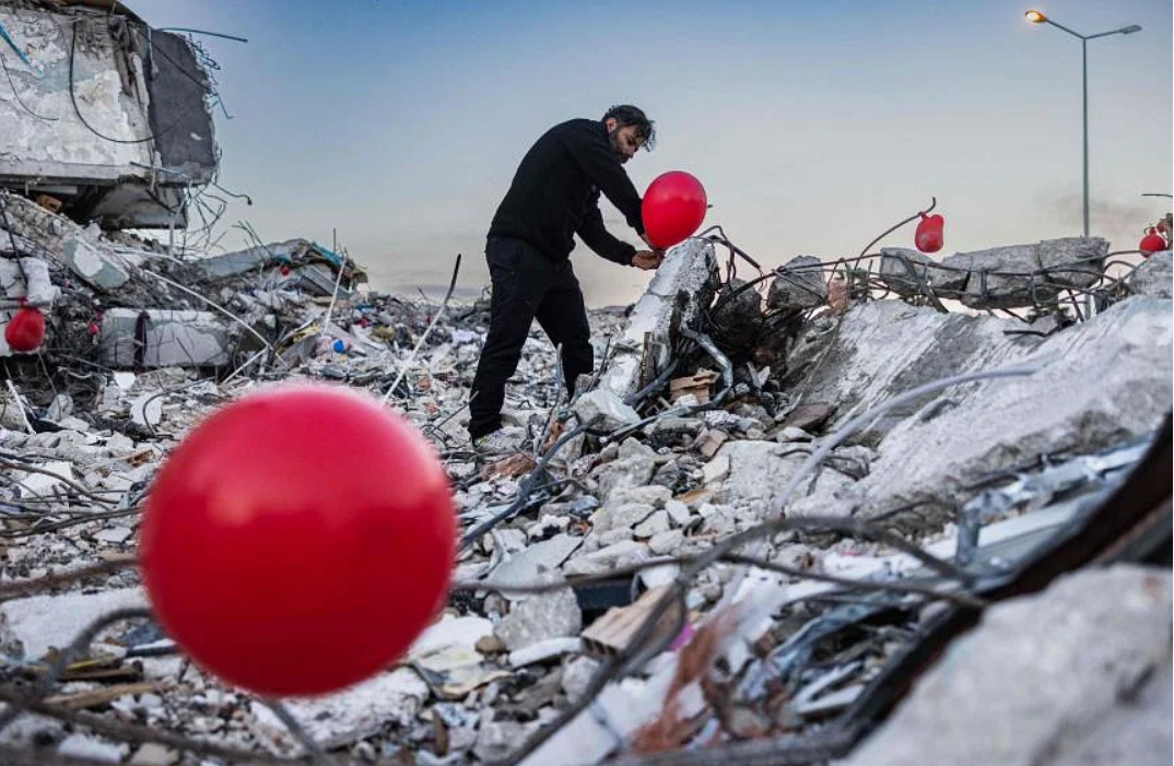 Thế giới - Động đất ở Thổ Nhĩ Kỳ: Bóng bay đỏ tưởng nhớ những em nhỏ xấu số