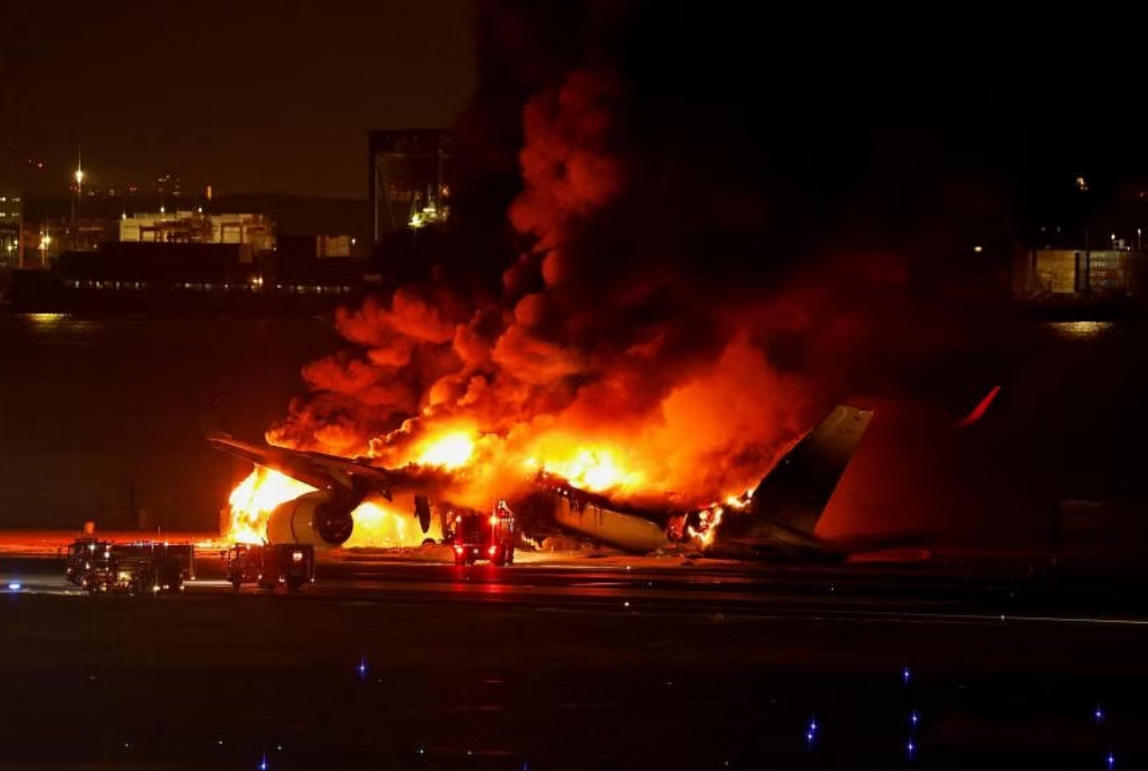 Thế giới - Điều làm nên “phép màu” trong vụ máy bay bốc cháy ở Nhật Bản