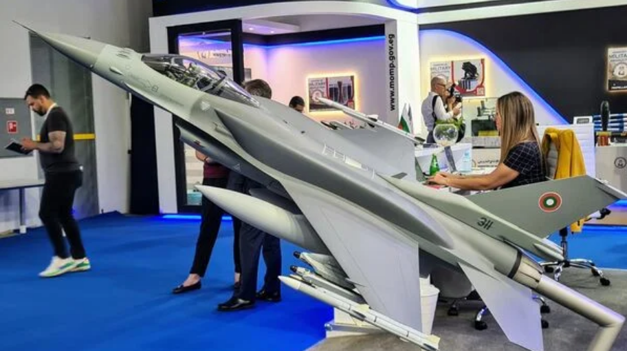 Công nghệ - Hô biến F-16 thành chiến đấu cơ tàng hình với lớp sơn “thần thánh”