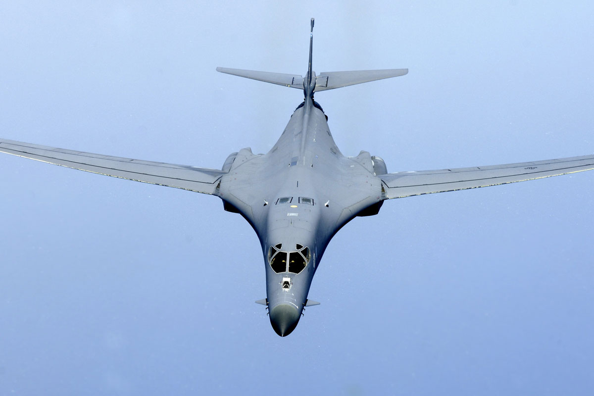 Công nghệ - 5 công dụng chiến lược của máy bay ném bom hạng siêu nặng B-1B Lancer (Hình 6).