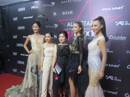 Giải trí - Dàn sao lộng lẫy trên thảm đỏ chung kết 'Vietnam's Next Top Model '2017  (Hình 2).