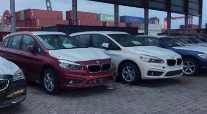 Kinh doanh - Cận cảnh 700 xe sang của 'gã khổng lồ” BMW đang phủ bụi tại cảng (Hình 3).