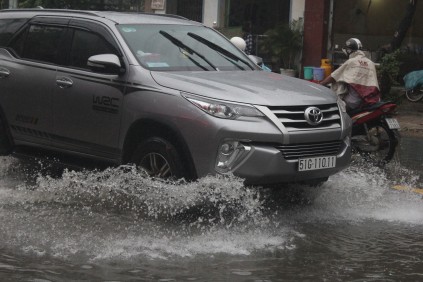 Tin nhanh - Mưa cả ngày, đường phố TP.HCM lại ngập nặng  (Hình 2).