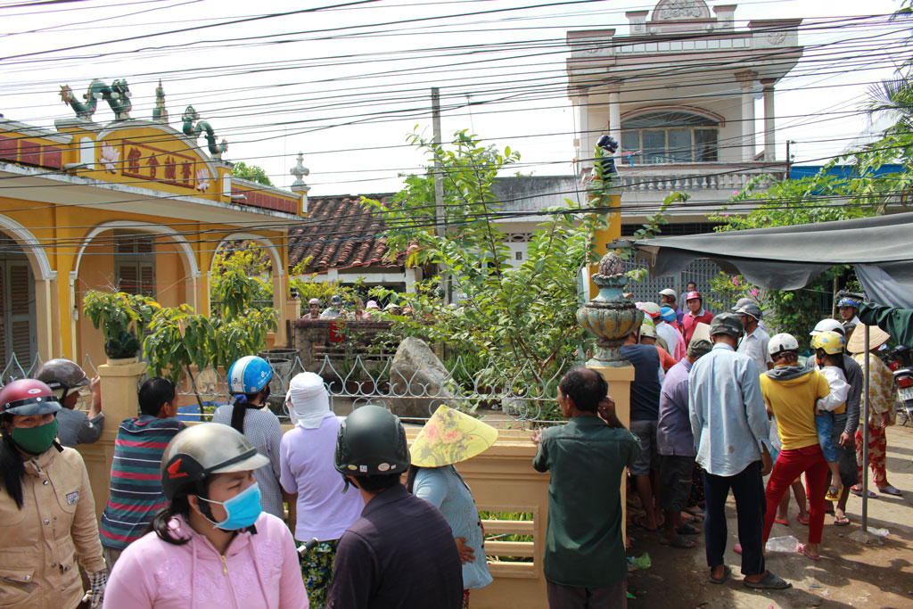 Xã hội - Người dân Long An đổ xô đến chùa xem 'đá nổi' trên kênh Nước Mặn (Hình 2).