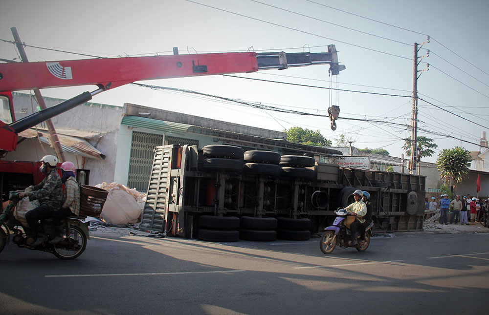 Xe chở alumin lật ở khúc cua 'tử thần', tài xế tử vong