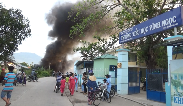 Khánh Hòa: Bãi phế liệu cháy dữ dội, học sinh phải nghỉ học (Hình 3).