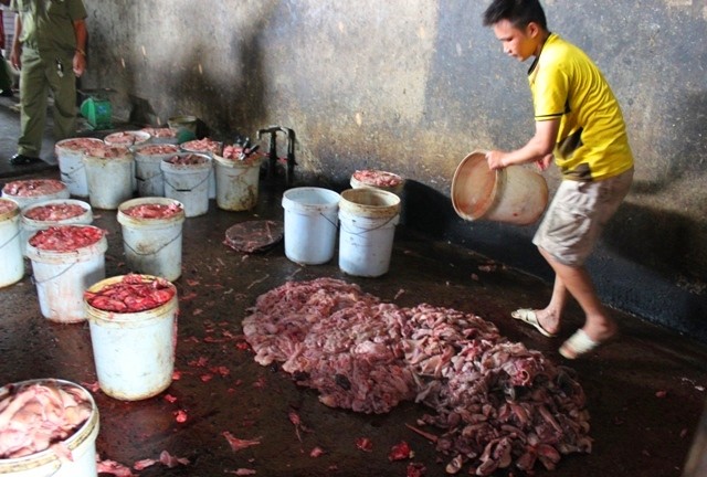 'Đột kích' cơ sở chế biến mỡ heo từ nguyên liệu đã bốc mùi hôi thối