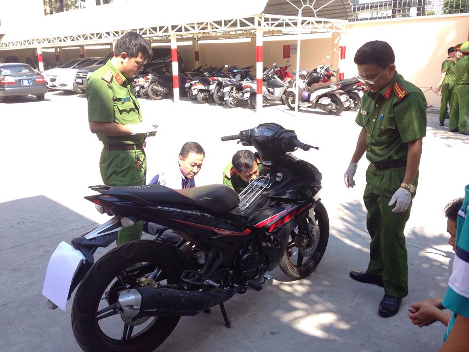 Công an thu giữ phương tiện của các đối tượng gây án để tiếp tục điều tra.
