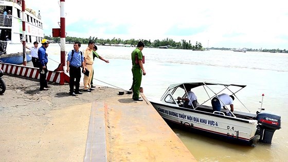 Tìm thấy thi thể đại úy công an mất tích sau vụ ca nô lao vào sà lan