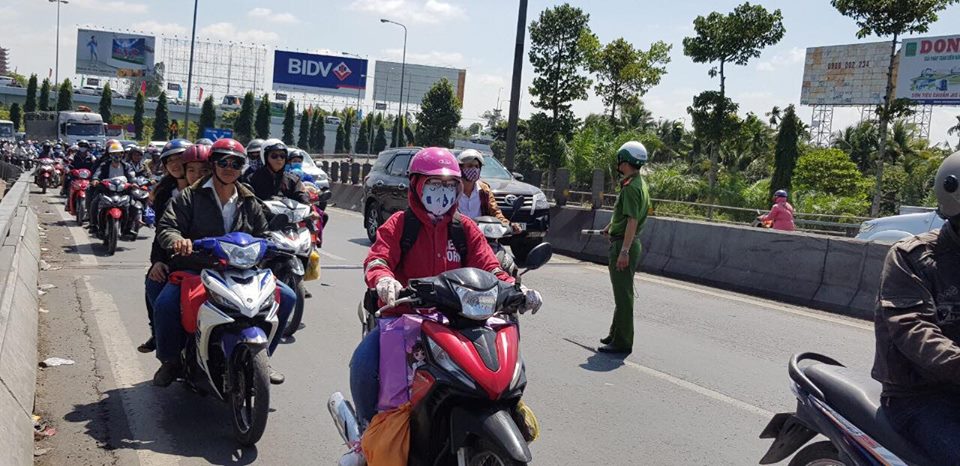 Tin nhanh - Xe 29 chỗ chết máy trên cầu Mỹ Thuận, giao thông ùn tắc cục bộ (Hình 6).